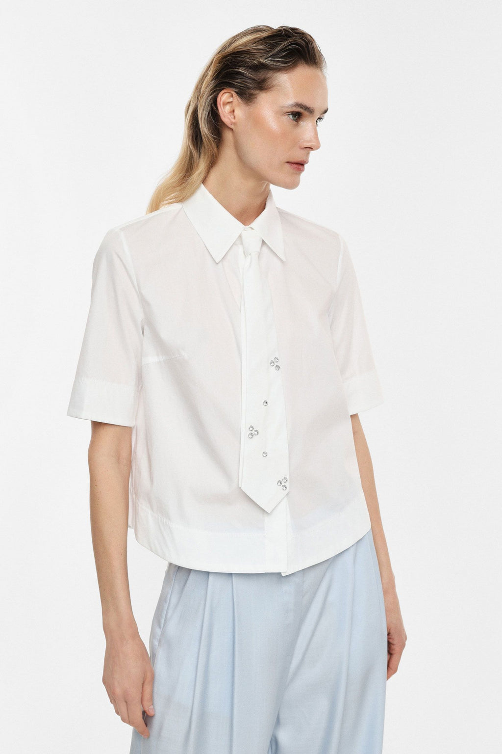 Cropped shirt with tie