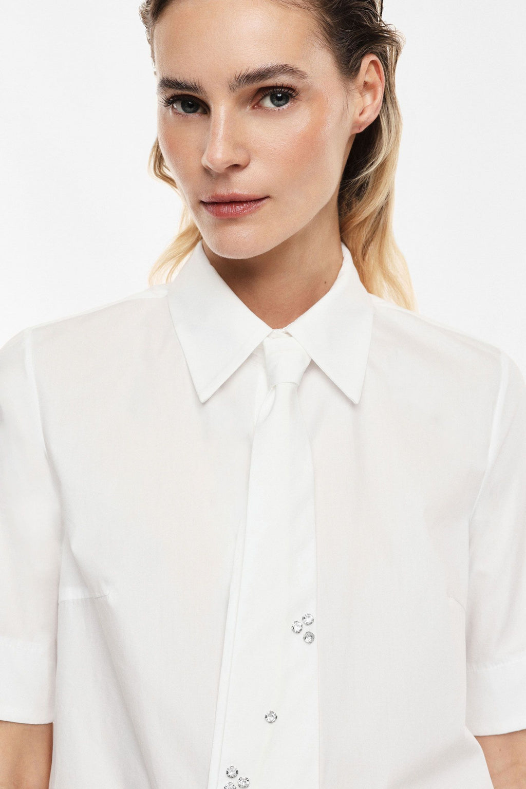 Cropped shirt with tie
