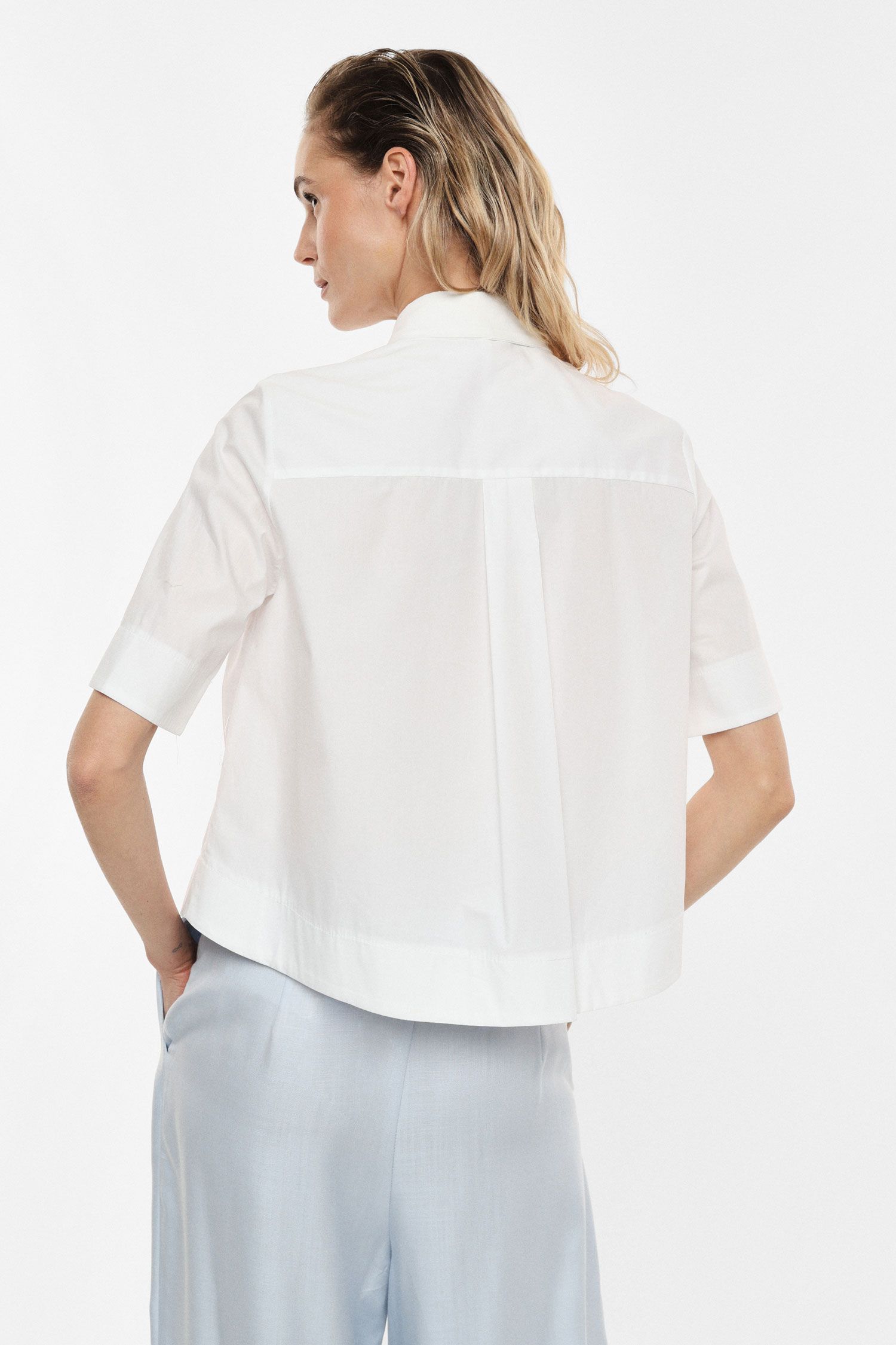 Cropped shirt with tie