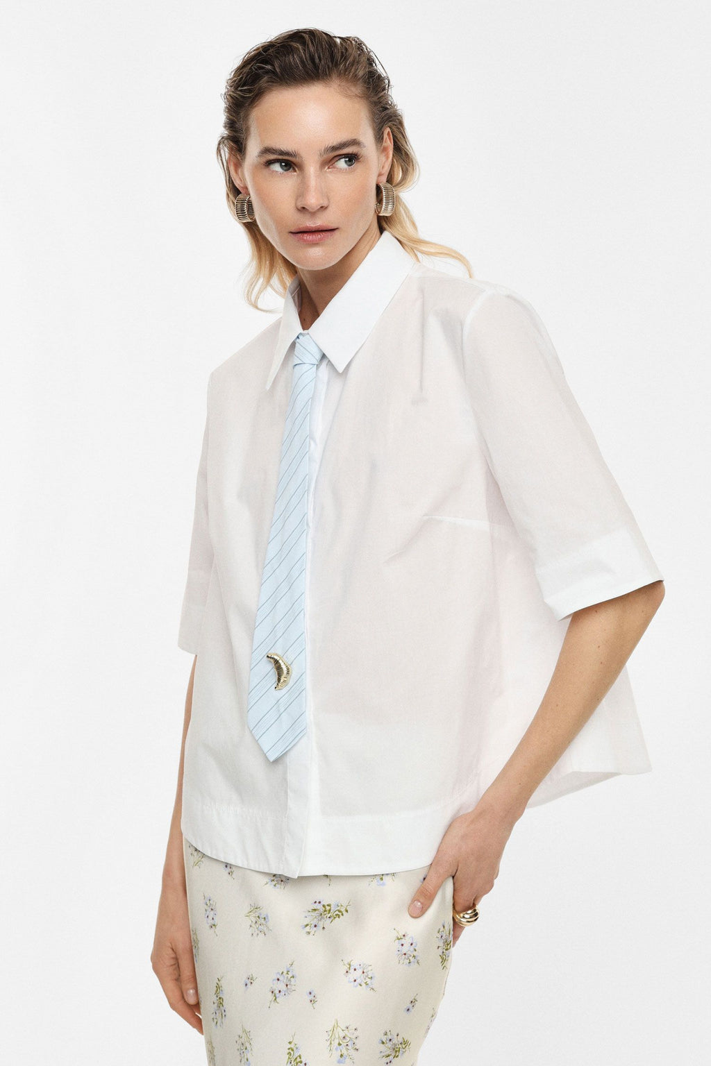 Wide-cut shirt with tie