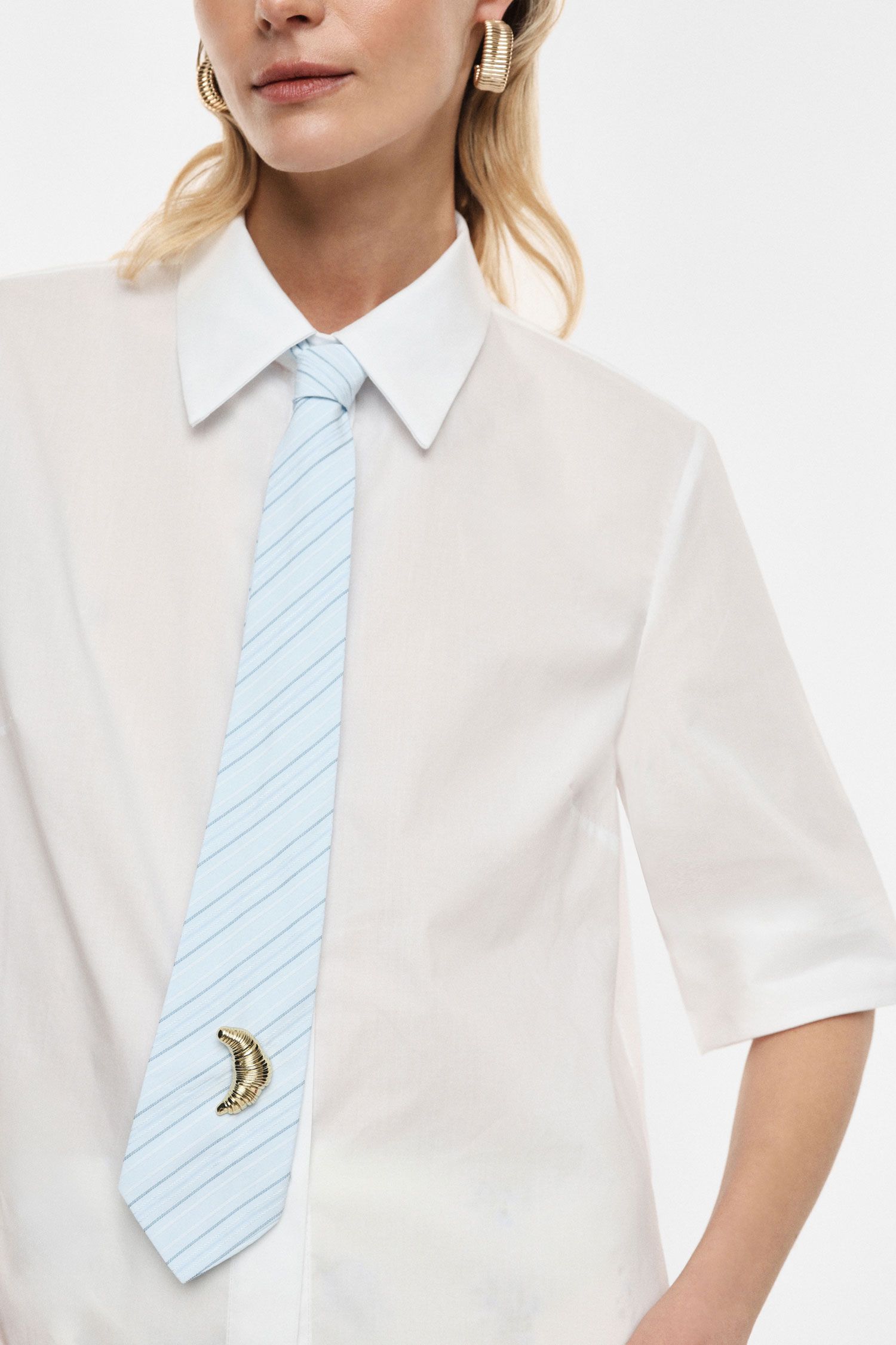 Wide-cut shirt with tie