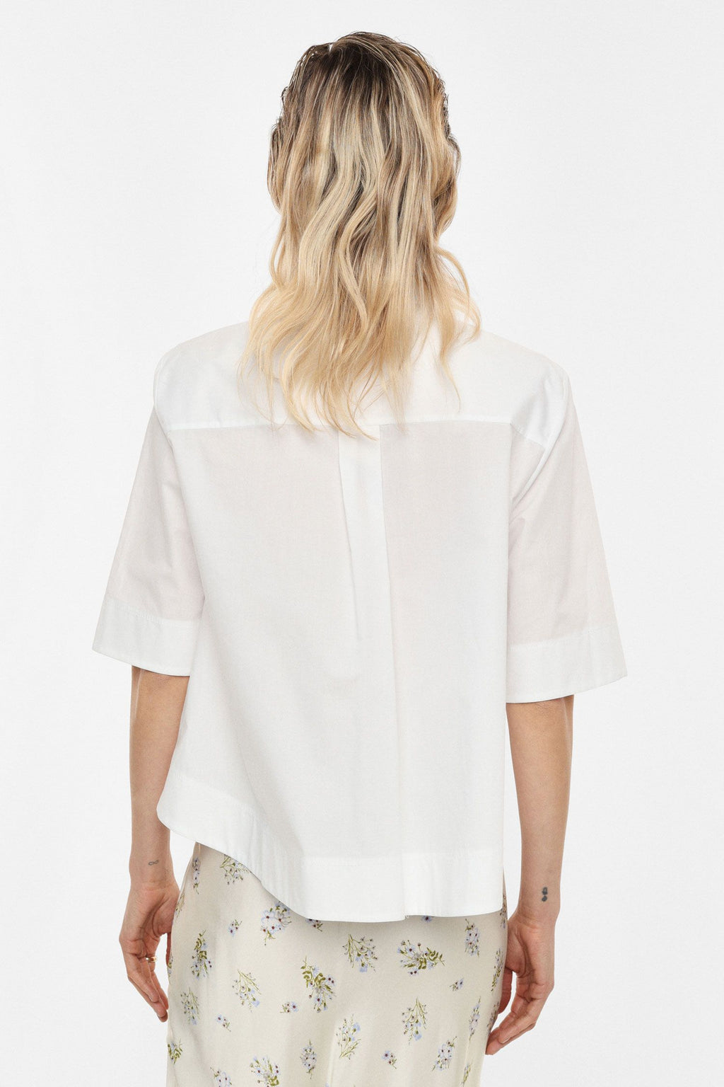Wide-cut shirt with tie