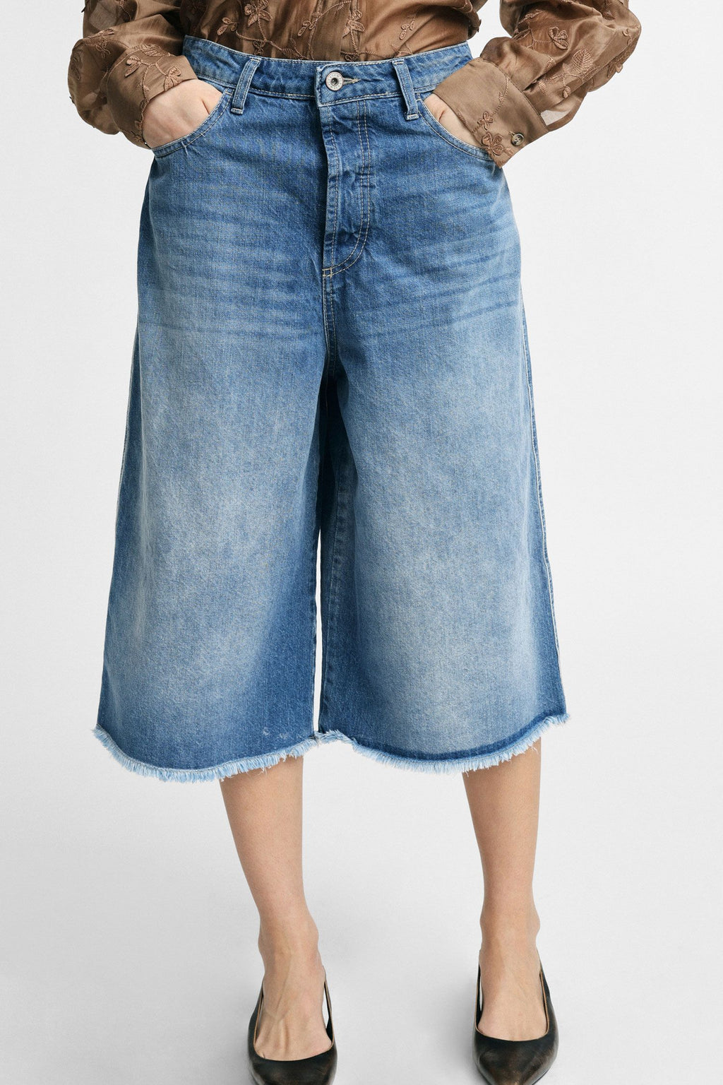 Raw hem bermuda