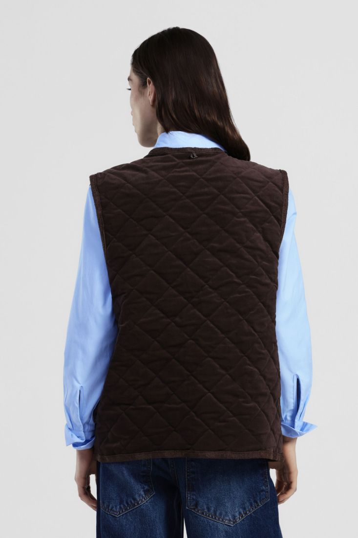 Sleeveless quilted jacket