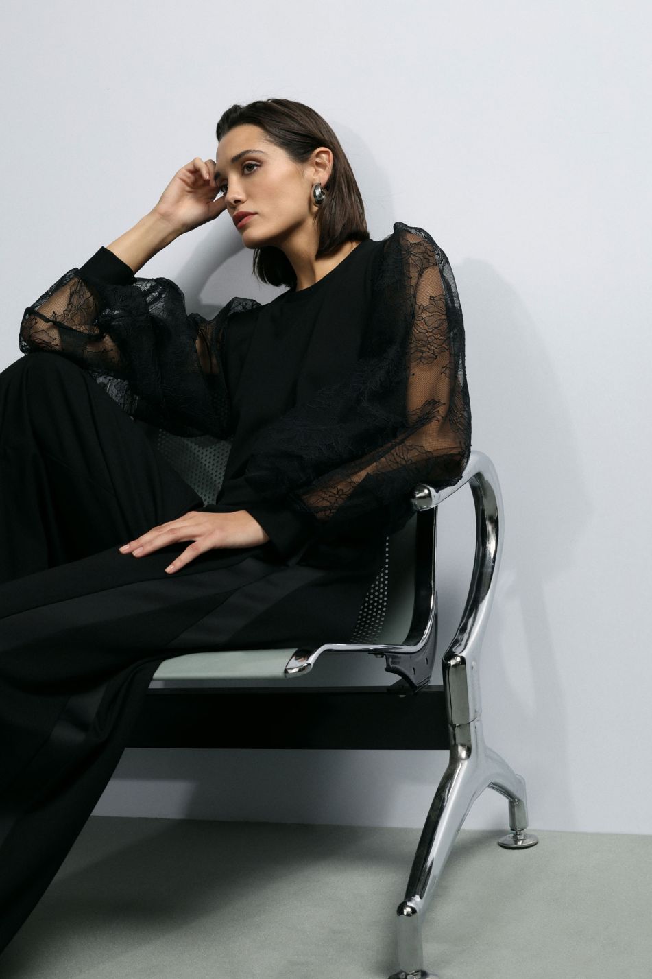 Sweatshirt with lace sleeves