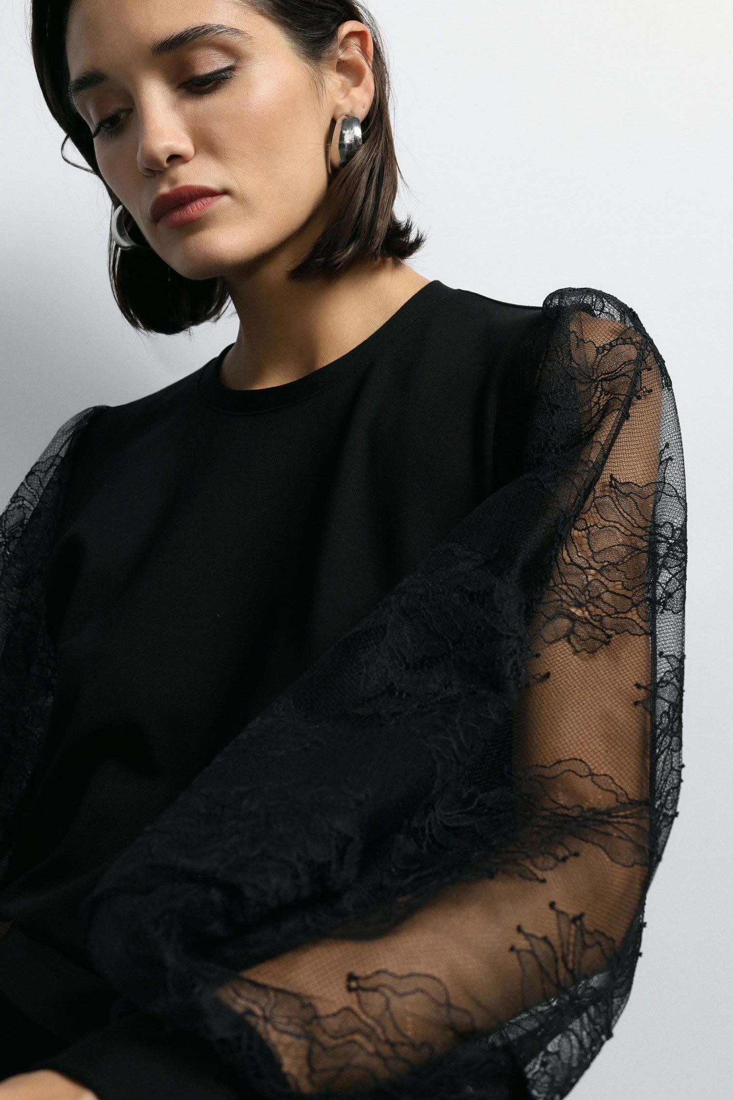 Sweatshirt with lace sleeves