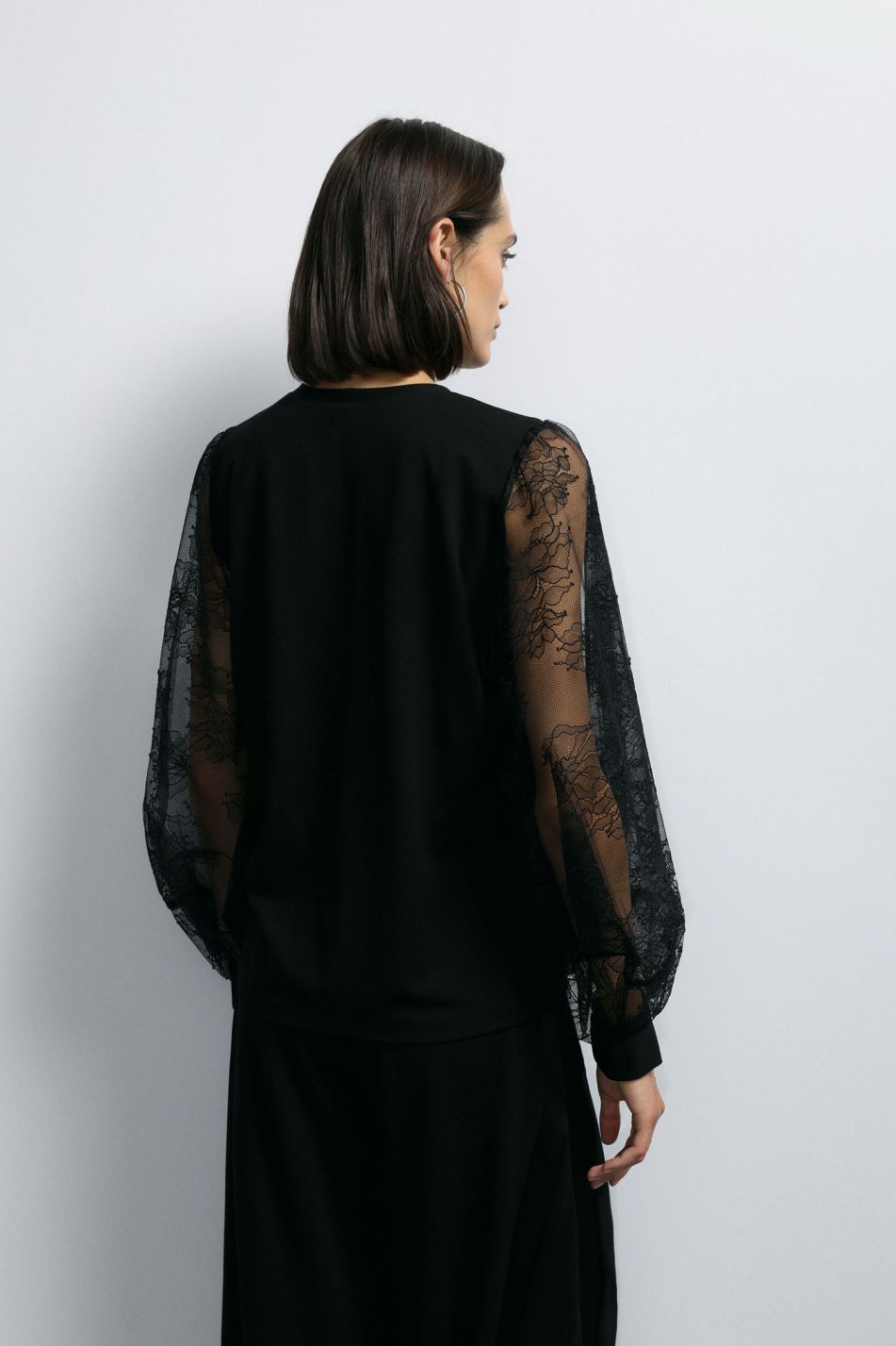 Sweatshirt with lace sleeves