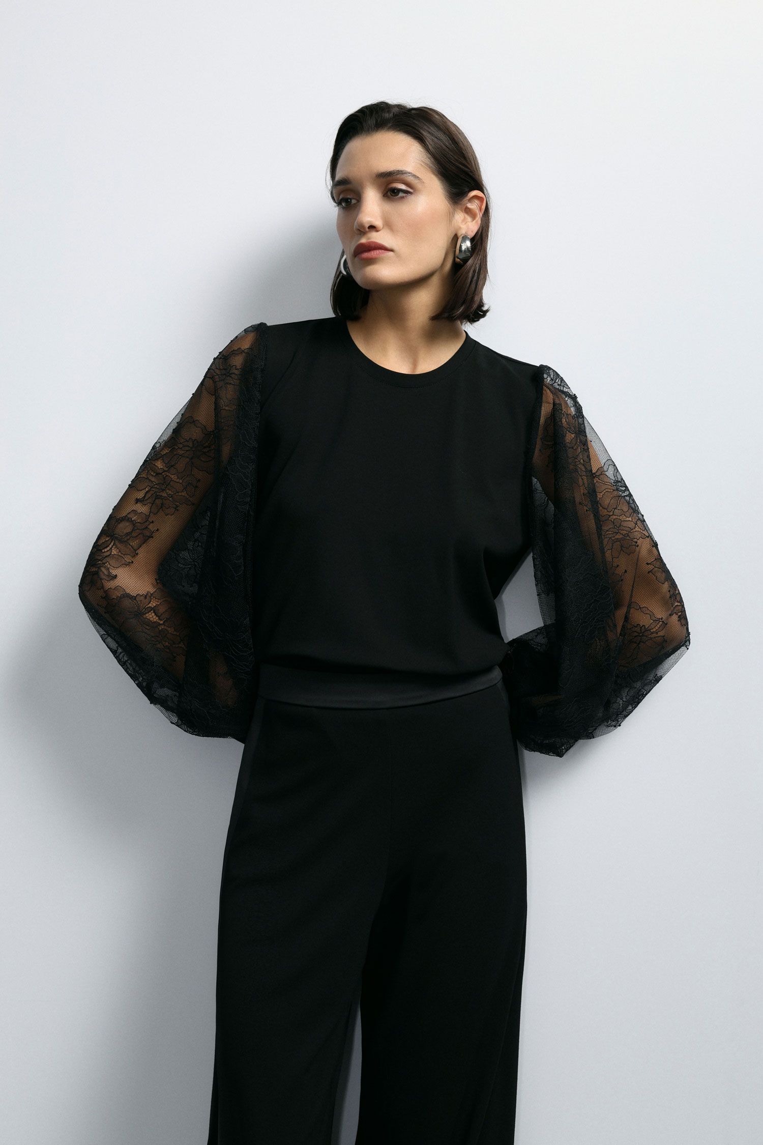 Sweatshirt with lace sleeves