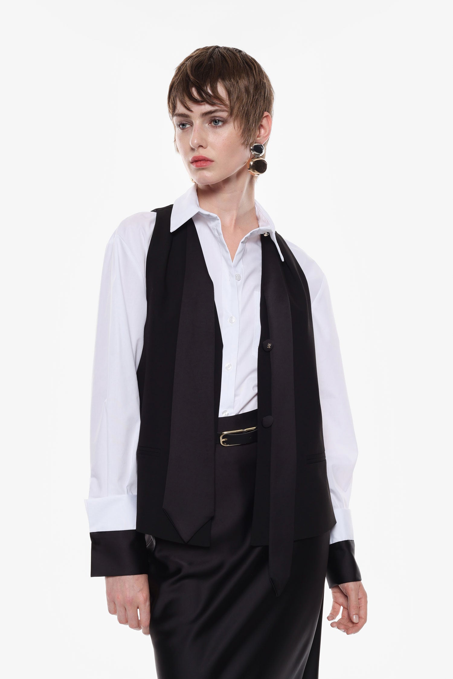 Sleeveless top with v-neckline