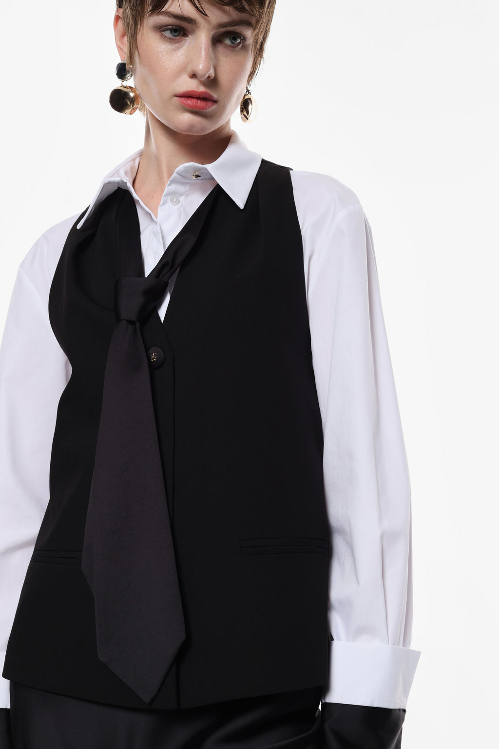Sleeveless top with v-neckline