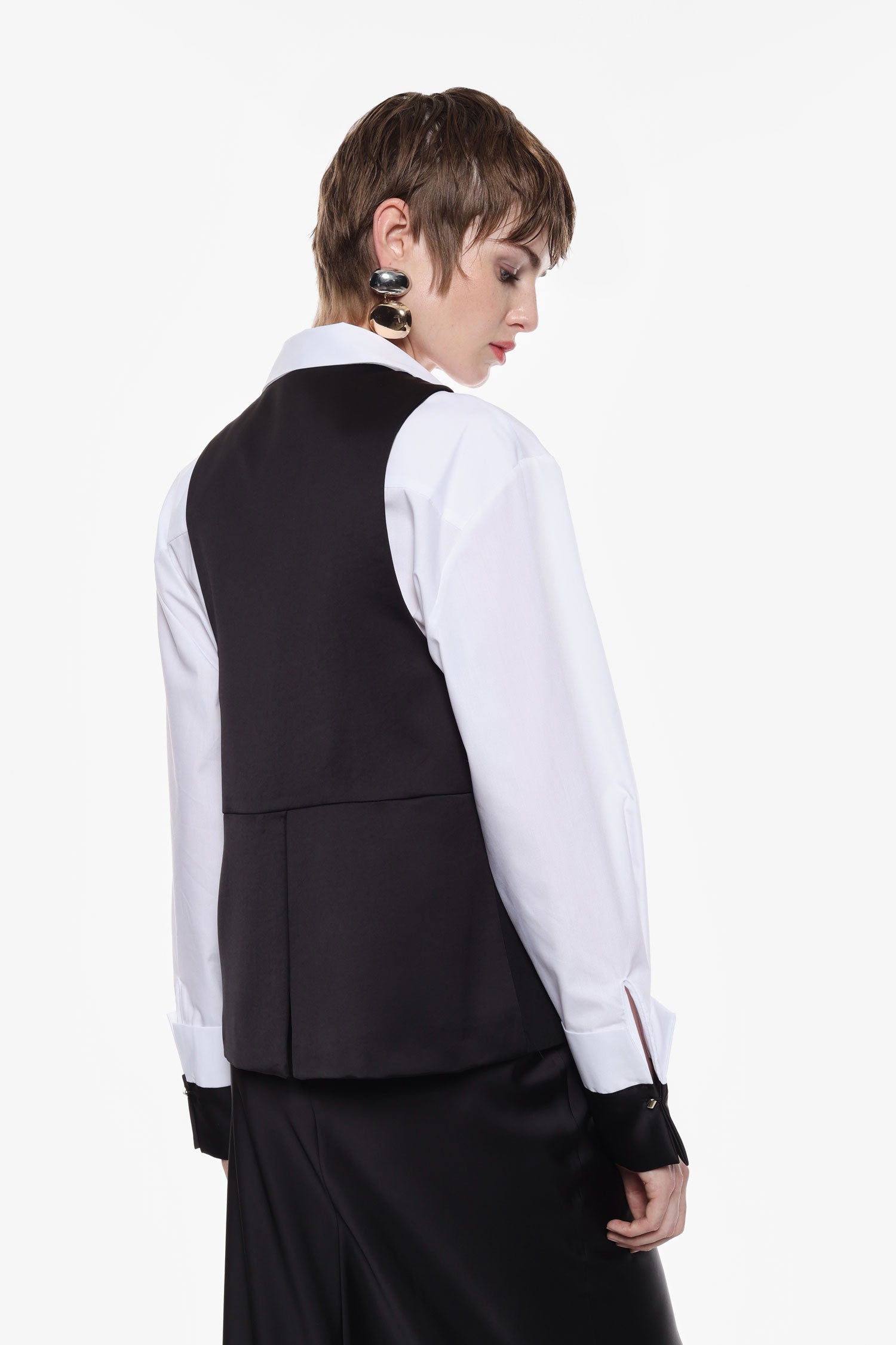 Sleeveless top with v-neckline