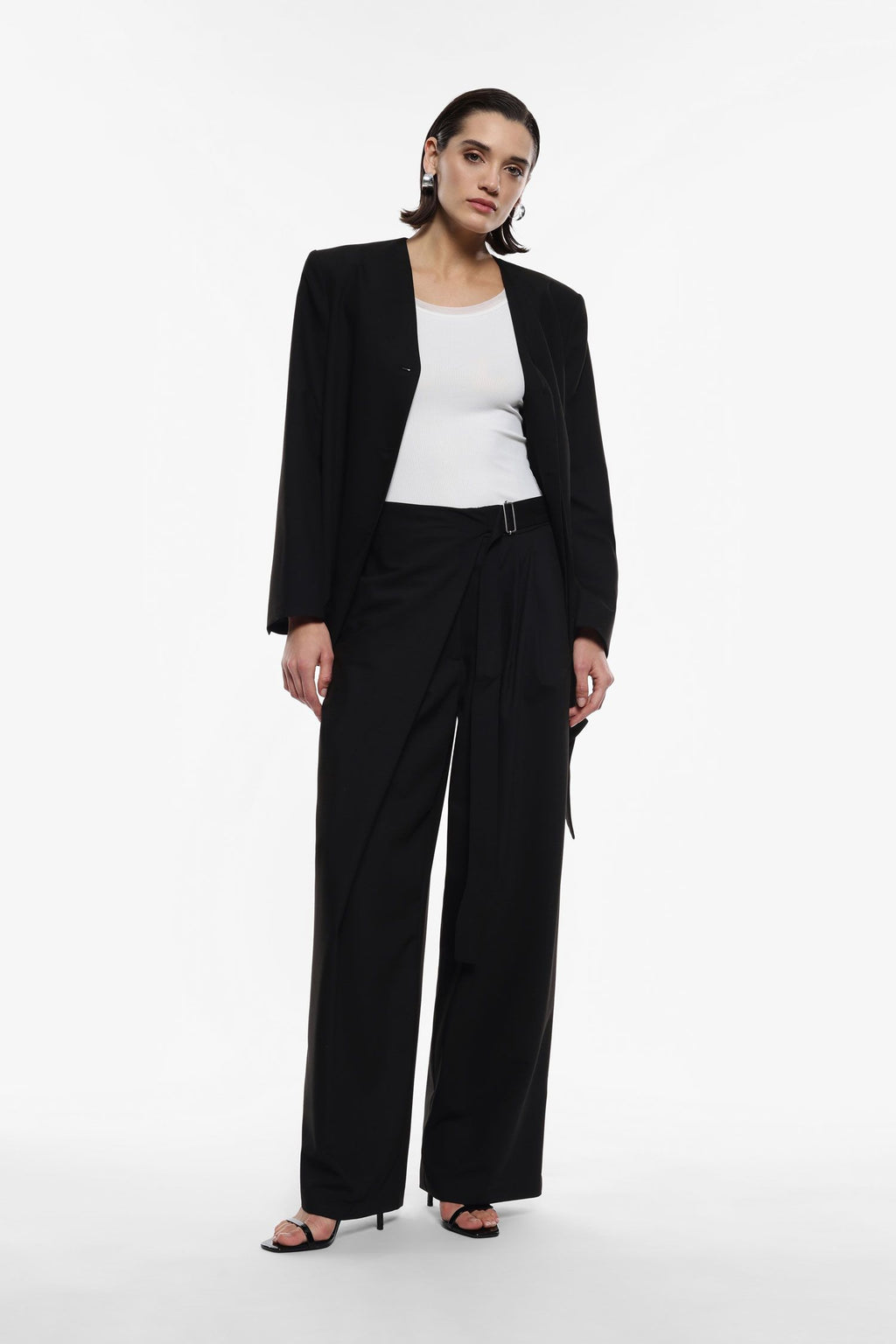 Trousers with wrap closure and buckle
