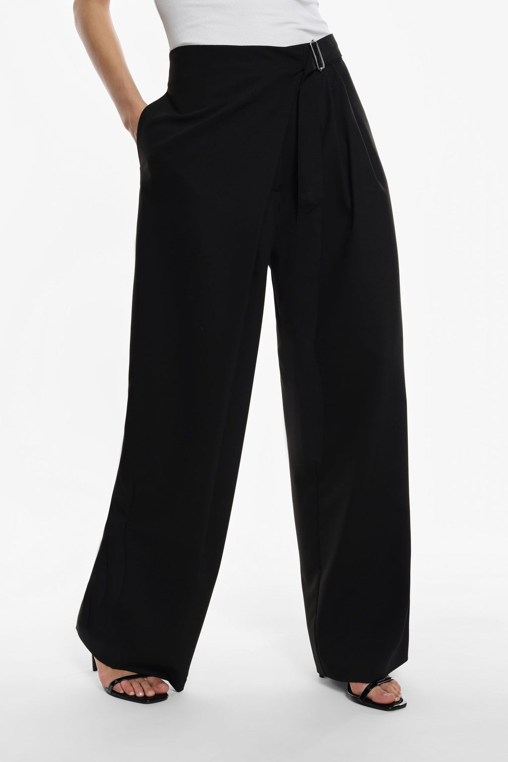 Trousers with wrap closure and buckle