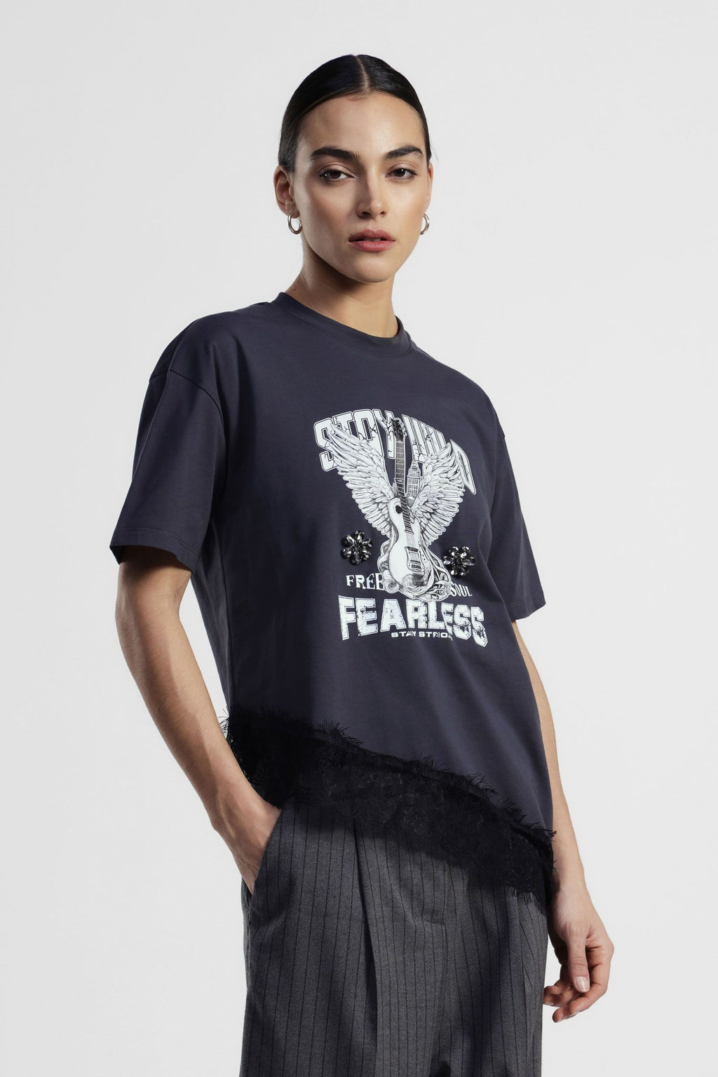 T-shirt with lace hem