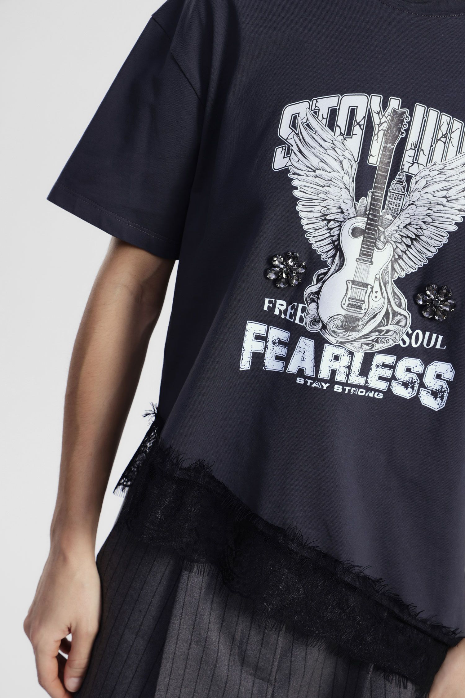 T-shirt with lace hem