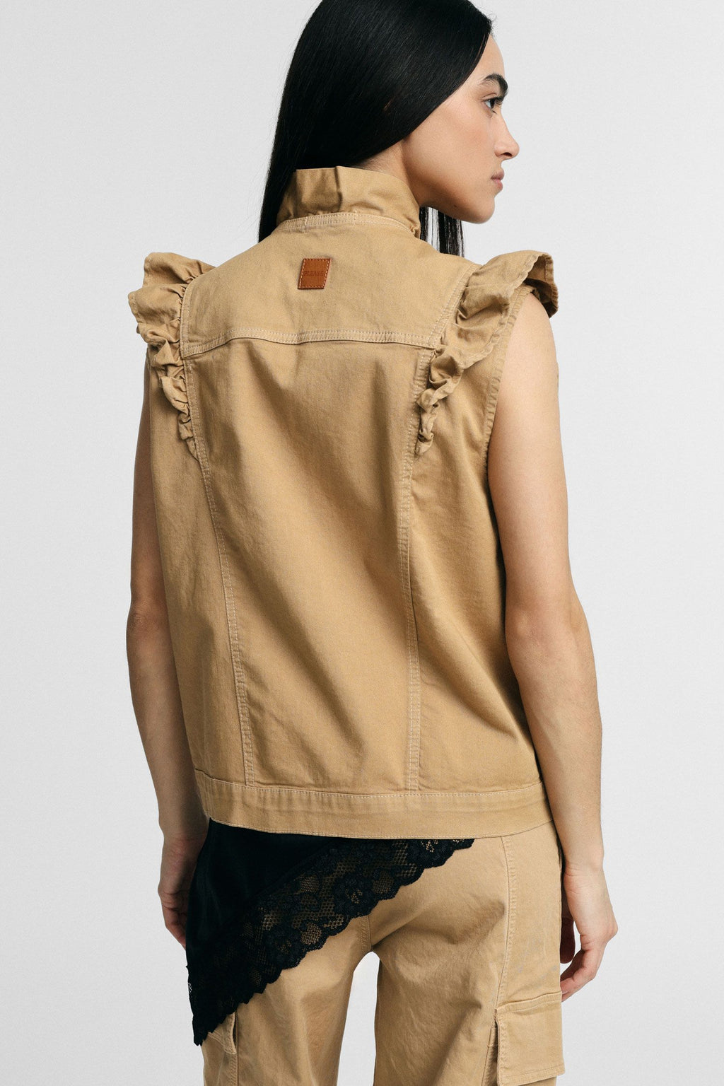 Sleeveless jacket