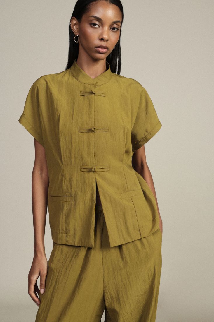 Shirt with knot button closure