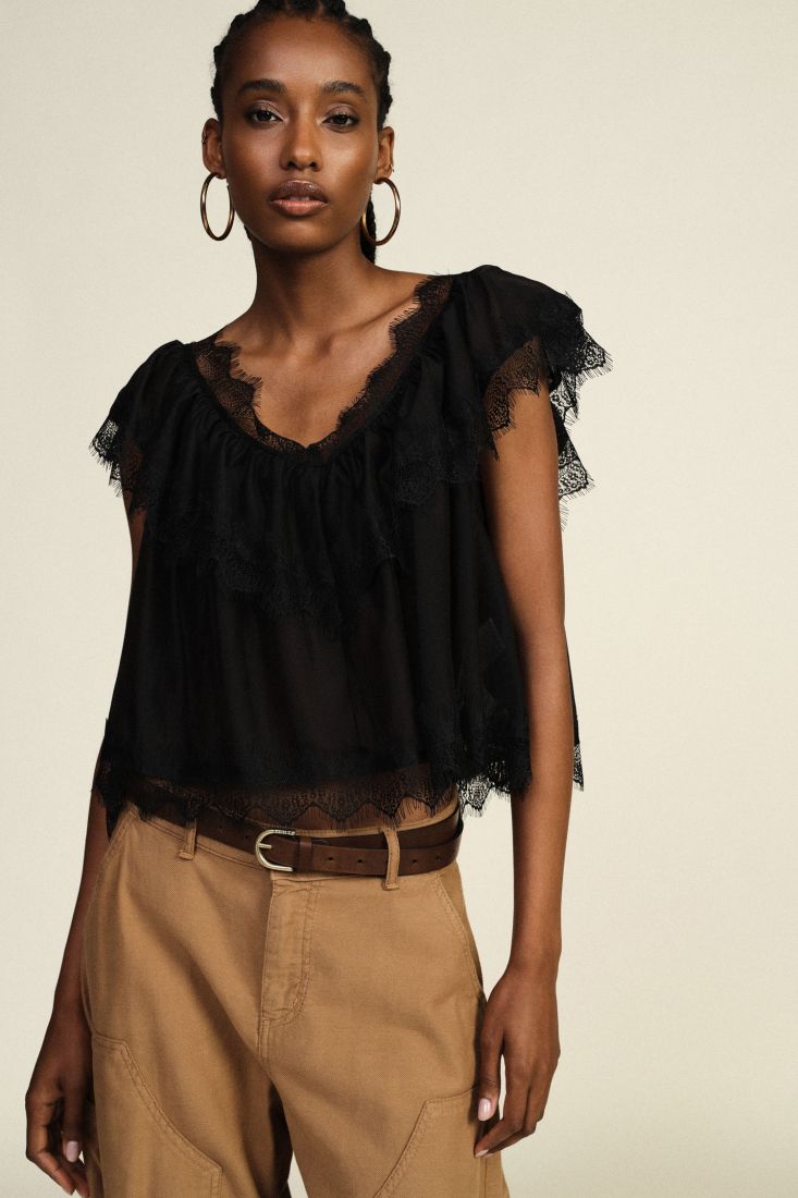 Top v-neckline with scalloped lace
