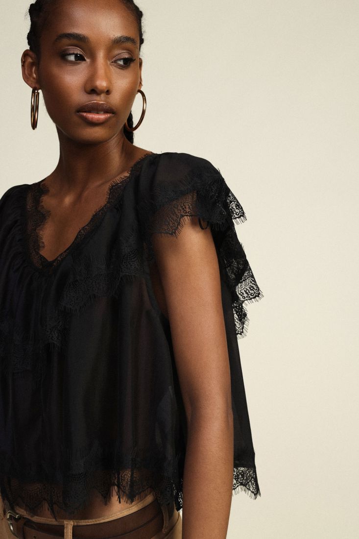Top v-neckline with scalloped lace