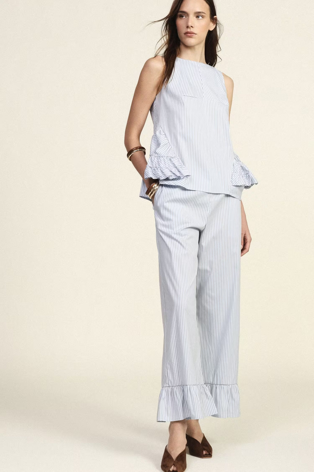 Trousers with ruffled hem