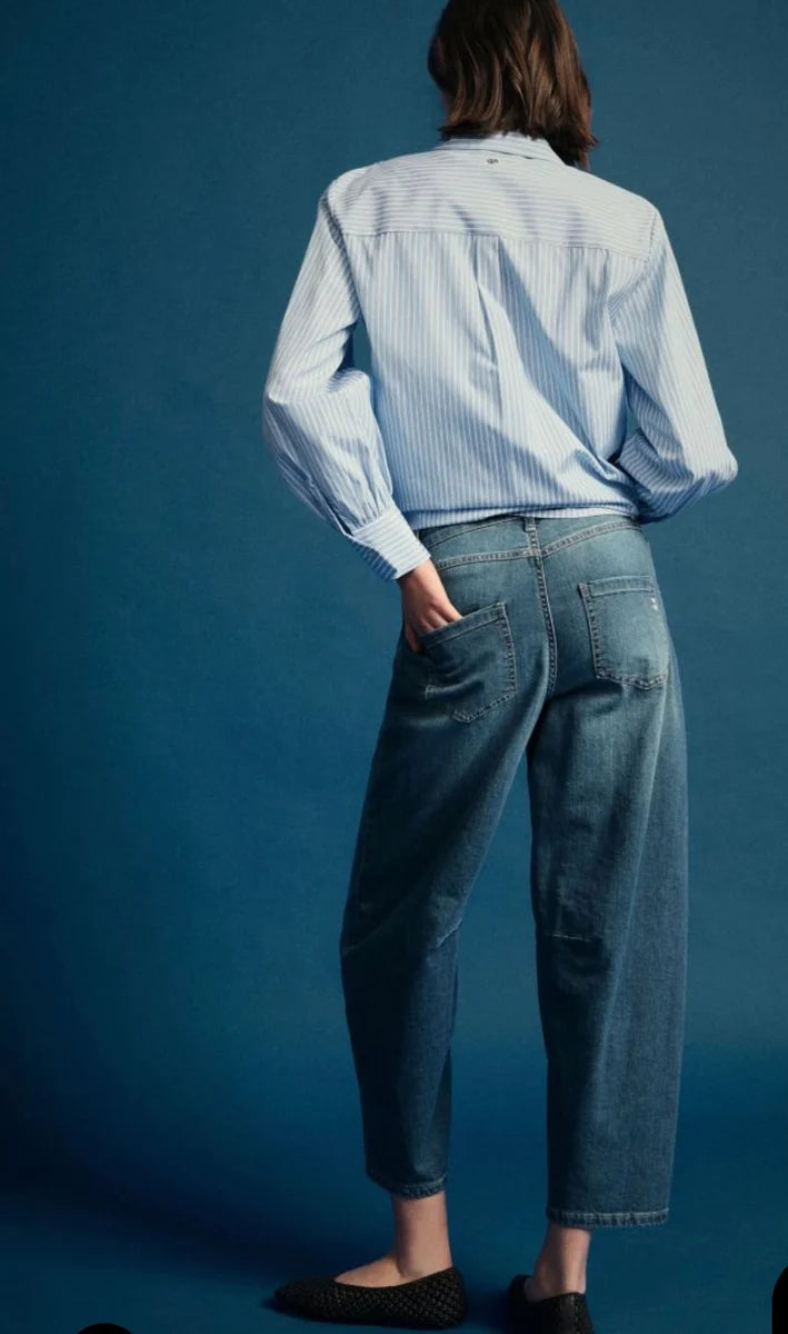 Jeans with wide balloon leg cut