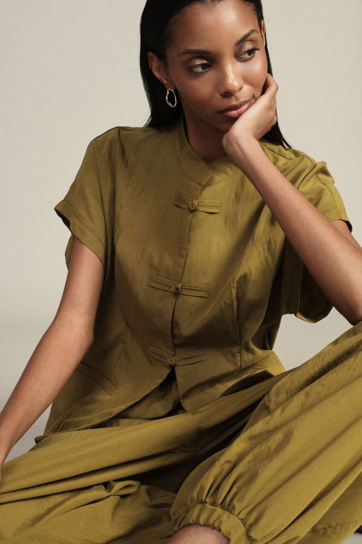 Shirt with knot button closure