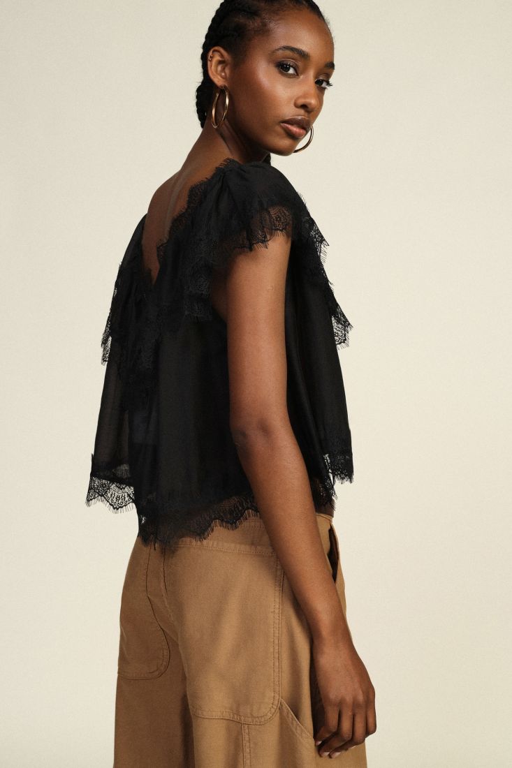Top v-neckline with scalloped lace