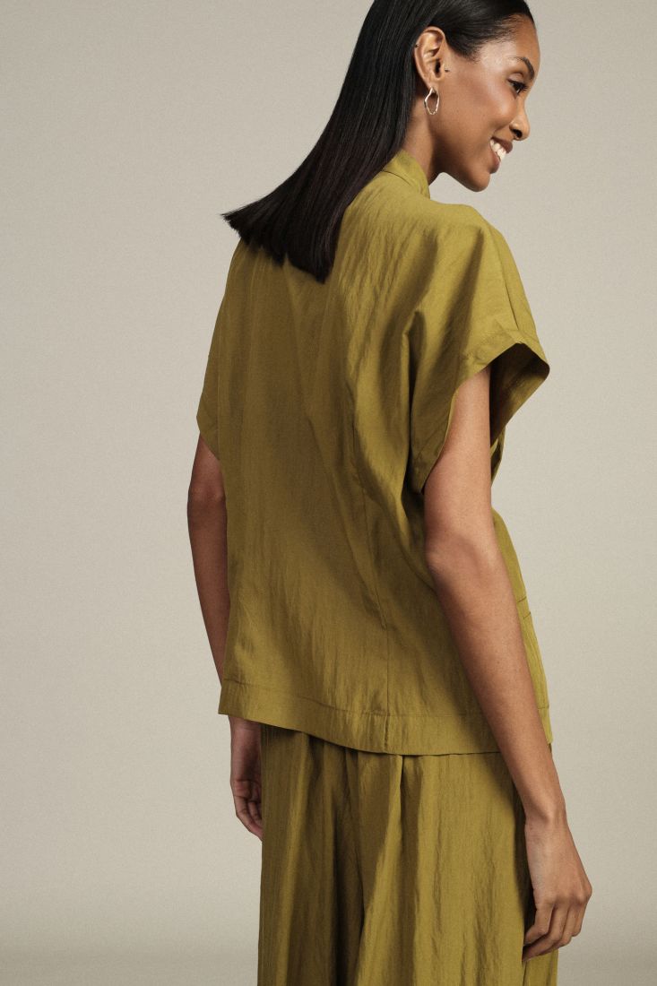Shirt with knot button closure