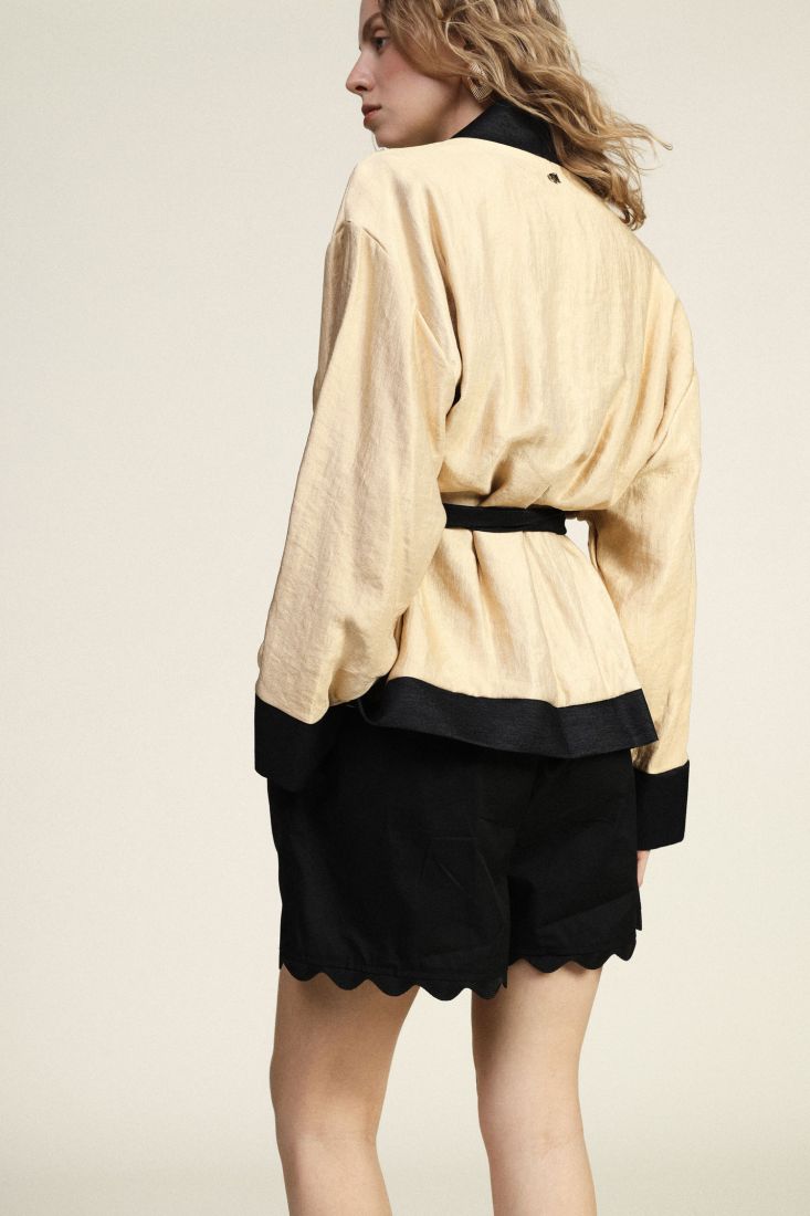 Shorts with scalloped hem