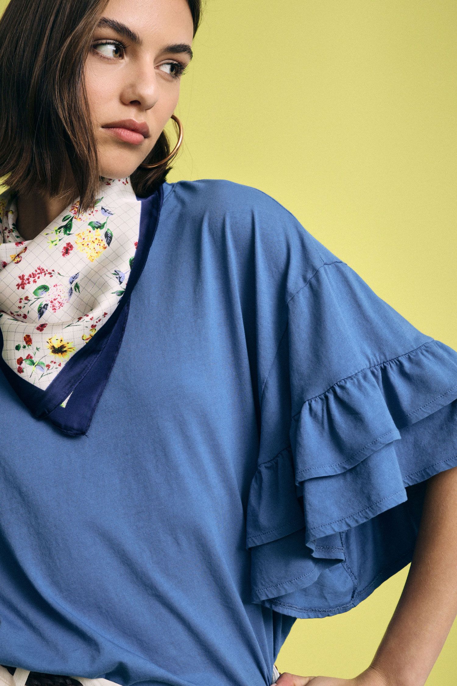 Short top with printed scarf