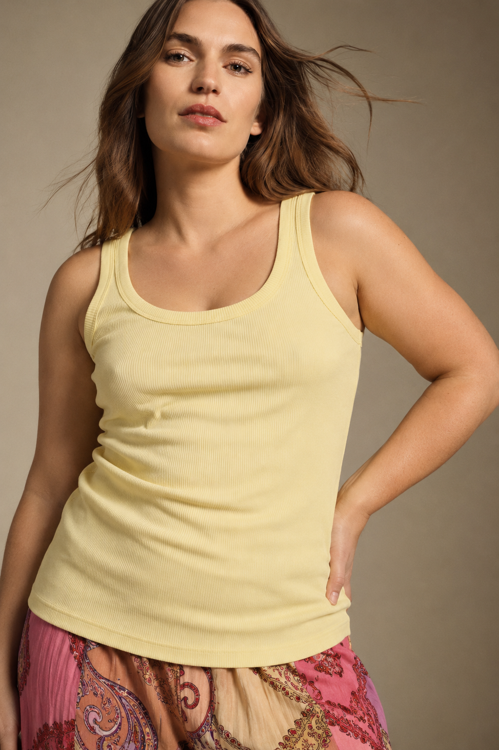 Top sleeveless round neckline