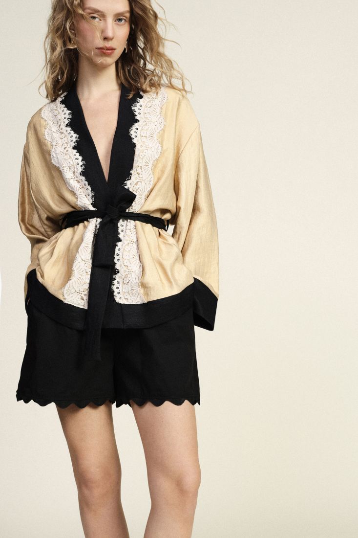 Shorts with scalloped hem