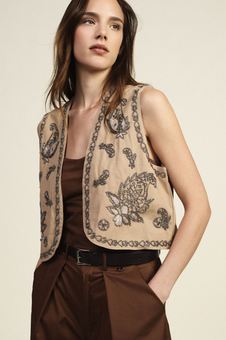 Short sleeveless jacket