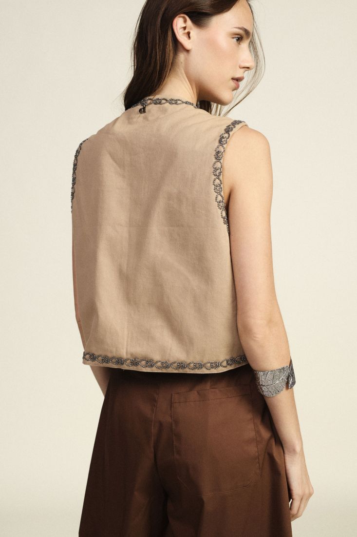 Short sleeveless jacket