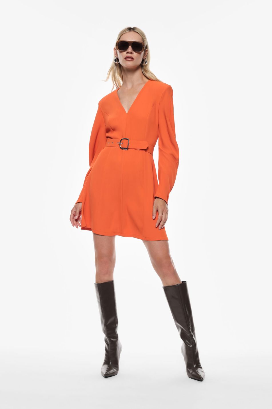 Short dress with belt and V-neckline