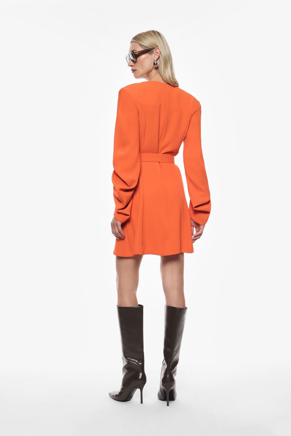 Short dress with belt and V-neckline