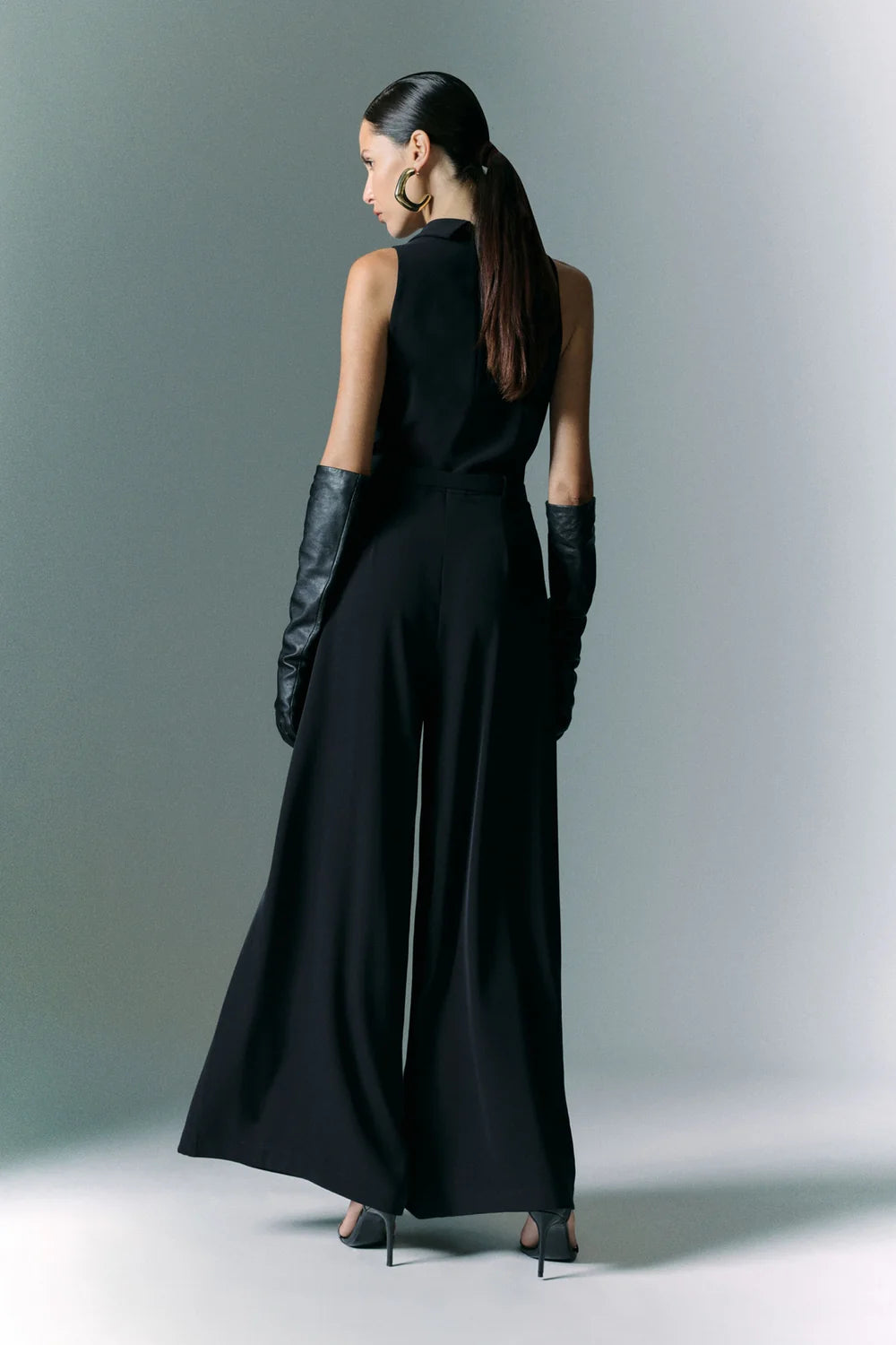 Sleeveless jumpsuit with belt